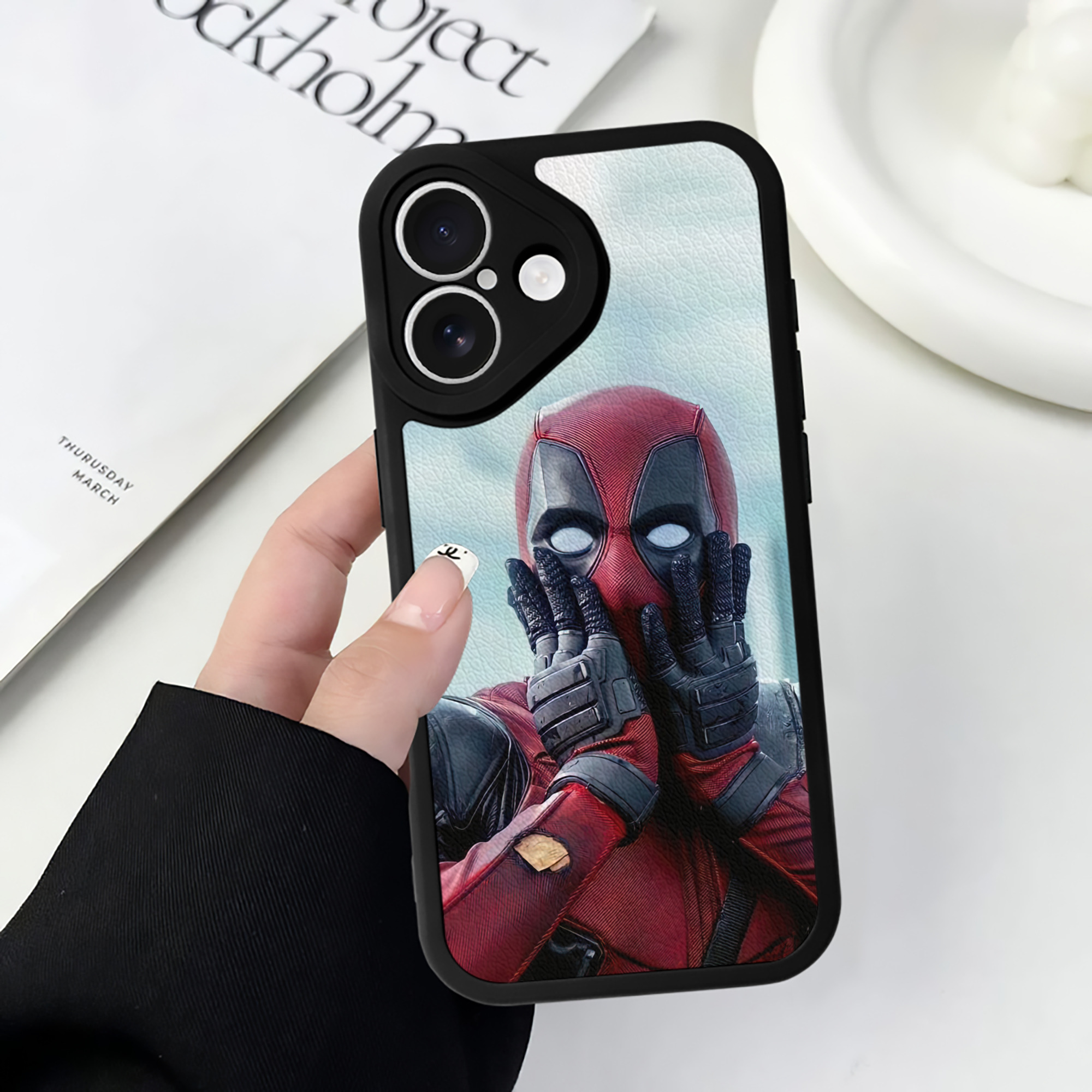 （画像用） Deadpool デッドプール 【iPhone 16シリーズ対応】シリコンスマホケース（レザー調） 材質：シリコン